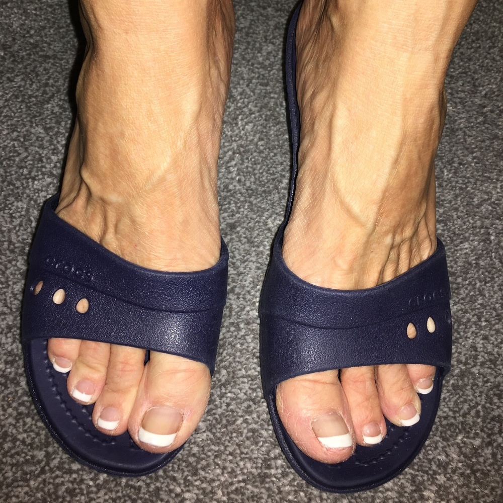 CROCS Womens Navy Blue Wedge Sandal Size 8